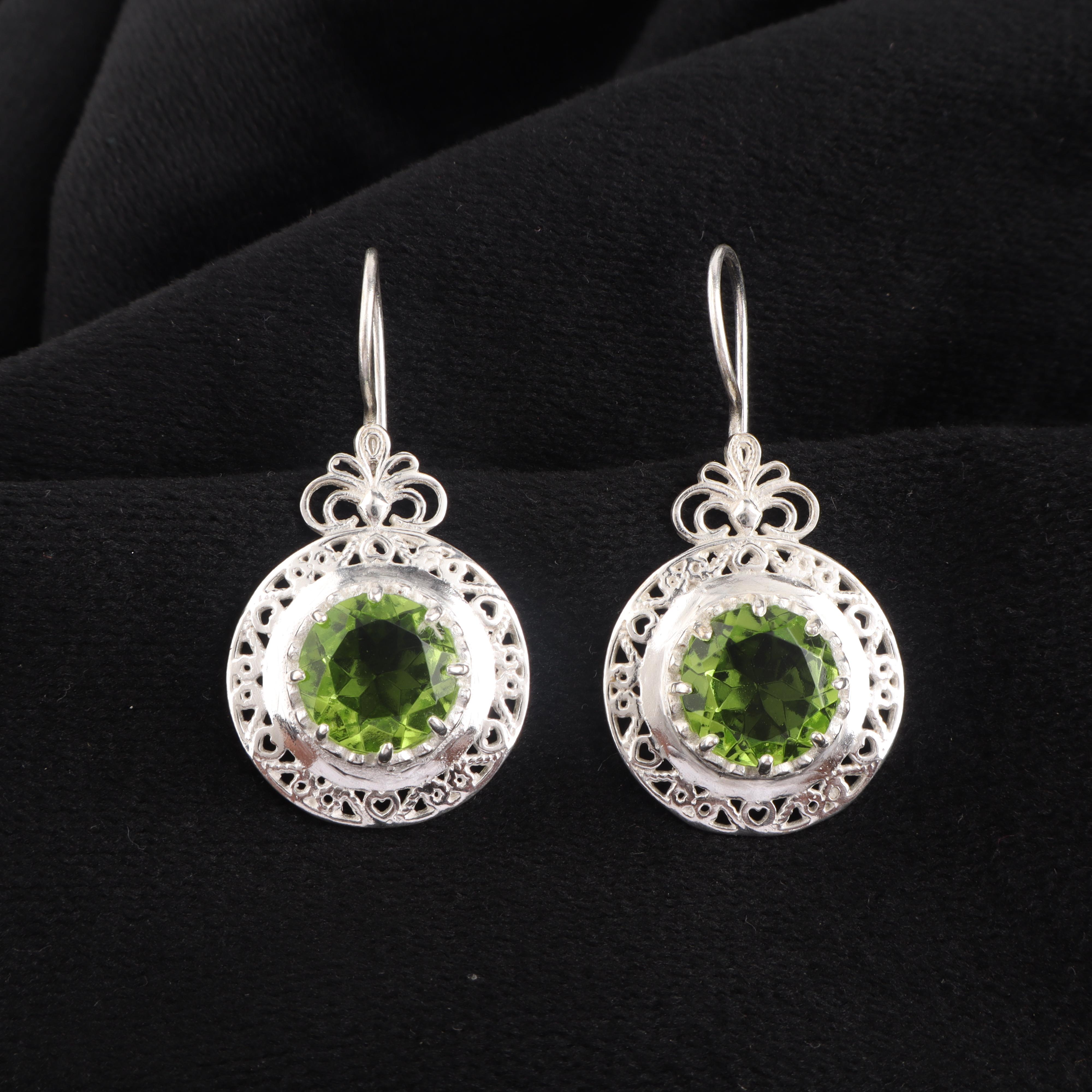 Серьга из серебра 925 пробы с драгоценным камнем перидот 1,5 , Ювелирное изделие из серебра 925 пробы с перидотом, Дизайнерская серьга для женщин, Подарок на месяц рождения август CE-25-3
Серьга из серебра 925 пробы с драгоценным камнем перидот 1,5 , Ювелирное изделие из серебра 925 пробы с перидотом, Дизайнерская серьга для женщин, Подарок на месяц рождения август CE-25-3