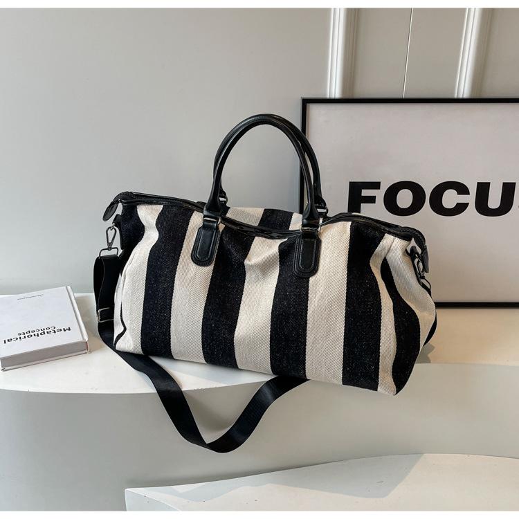 Handbag, black and white striped canvas bag, large-capacity short-distance travel bag, the same fitness bag for men and women, luggage bag чорний
Handbag, black and white striped canvas bag, large-capacity short-distance travel bag, the same fitness bag for men and women, luggage bag чорний