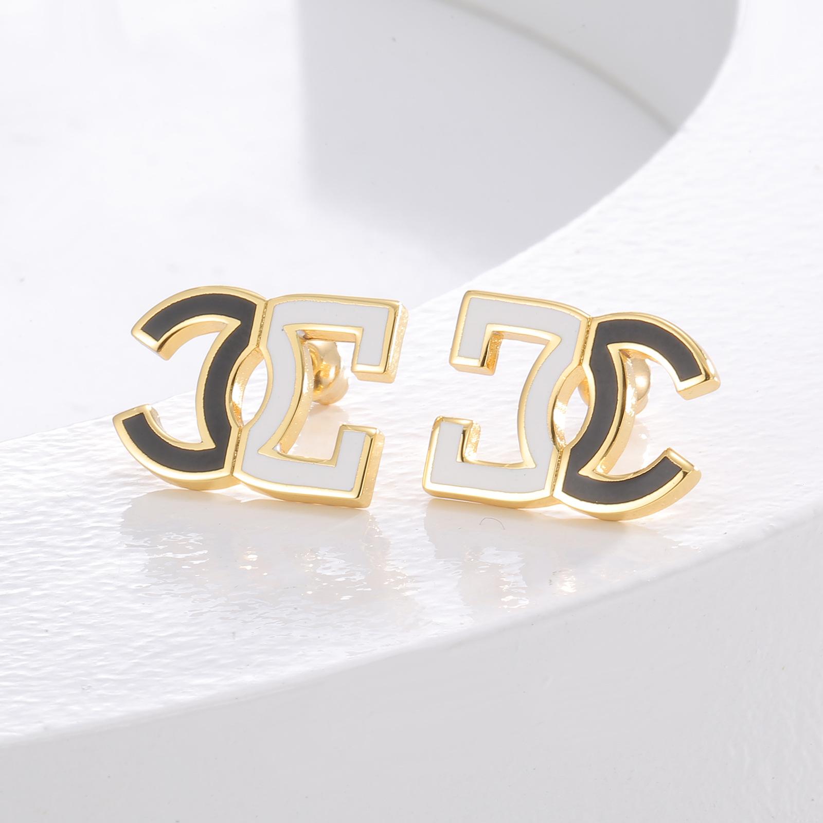 Легкие роскошные геометрические квадратные серьги-гвоздики разной ширины, женские нишевые дизайнерские серьги Sense Port 2025 года, популярные ретро-серьги
Легкие роскошные геометрические квадратные серьги-гвоздики разной ширины, женские нишевые дизайнерские серьги Sense Port 2025 года, популярные ретро-серьги