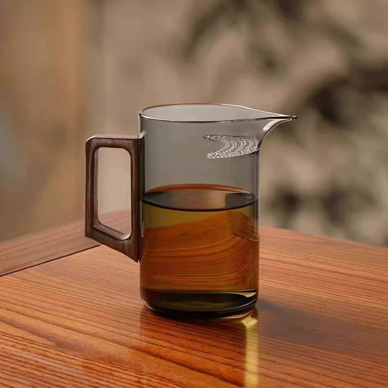 Integrated crescent fair cup thickened borosilicate glass tea separation cup office wooden handle tea cup 520ml
Integrated crescent fair cup thickened borosilicate glass tea separation cup office wooden handle tea cup 520ml