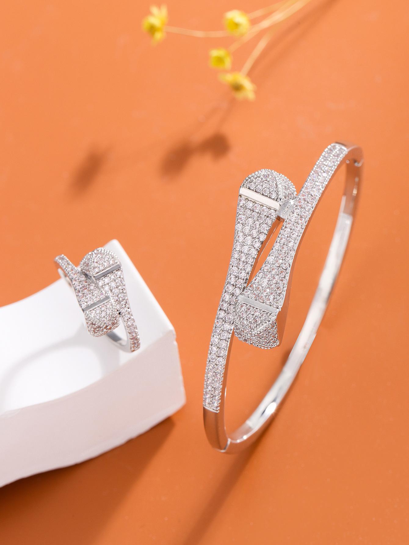 European and American popular bracelets electroplated 18K real gold real white gold color retention set, advanced temperament zir*****pen bracelet срібний
European and American popular bracelets electroplated 18K real gold real white gold color retention set, advanced temperament zir*****pen bracelet срібний