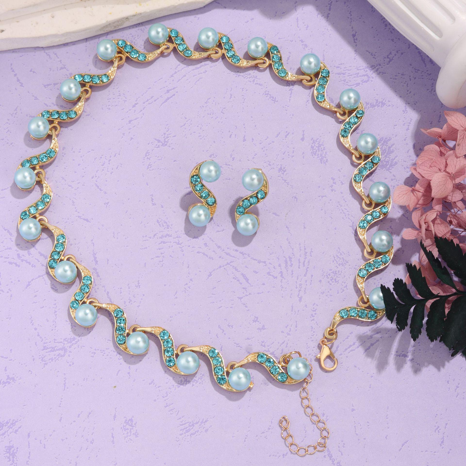 Комплект из легких роскошных жемчужных сережек и ожерелья в европейском и американском стиле в стиле бохо
Комплект из легких роскошных жемчужных сережек и ожерелья в европейском и американском стиле в стиле бохо