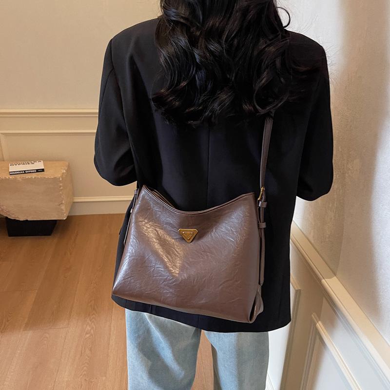 Simple casual large capacity shoulder armpit bag women s new fashion work messenger bag
Simple casual large capacity shoulder armpit bag women s new fashion work messenger bag