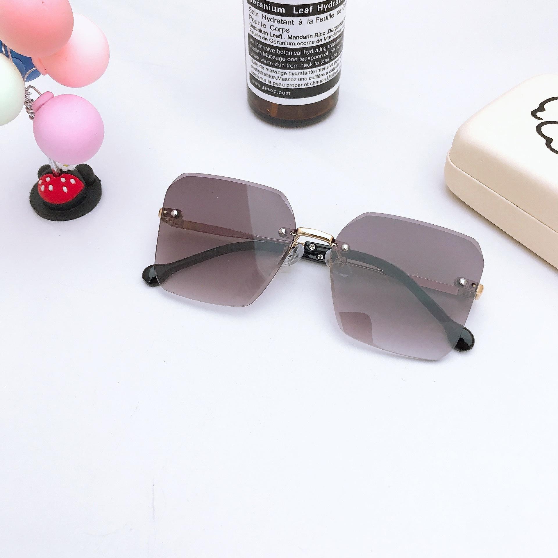 Солнцезащитные очки без оправы с отделкой, женские очки с нестандартной оправой, модные солнцезащитные очки для уличной стрельбы и вождения
Солнцезащитные очки без оправы с отделкой, женские очки с нестандартной оправой, модные солнцезащитные очки для уличной стрельбы и вождения