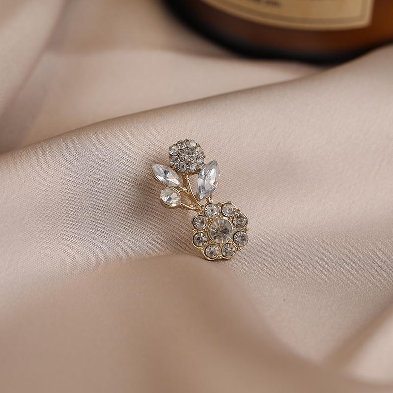 2025 new summer anti-light brooch flower neckline anti-light buckle niche design high-end corsage
2025 new summer anti-light brooch flower neckline anti-light buckle niche design high-end corsage