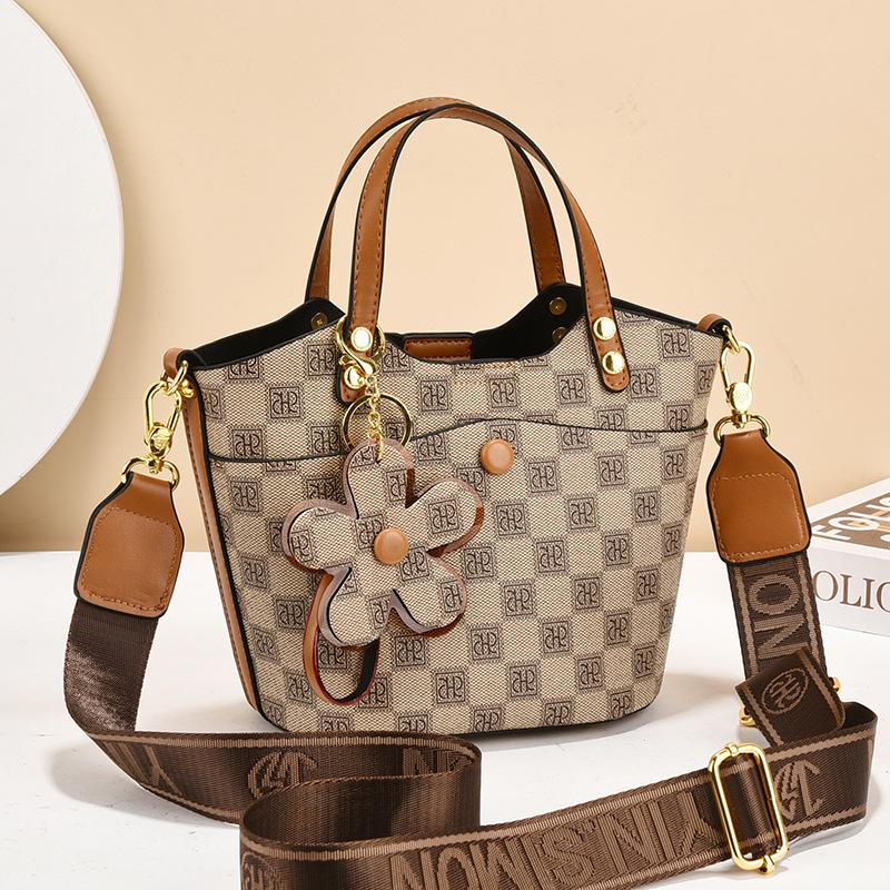 Bags Fashion Large Capacity Vegetable Basket Bags 2025 New Autumn and Winter Women s Bags Premium Versatile Messenger Bags Portable Tide хакі
Bags Fashion Large Capacity Vegetable Basket Bags 2025 New Autumn and Winter Women s Bags Premium Versatile Messenger Bags Portable Tide хакі