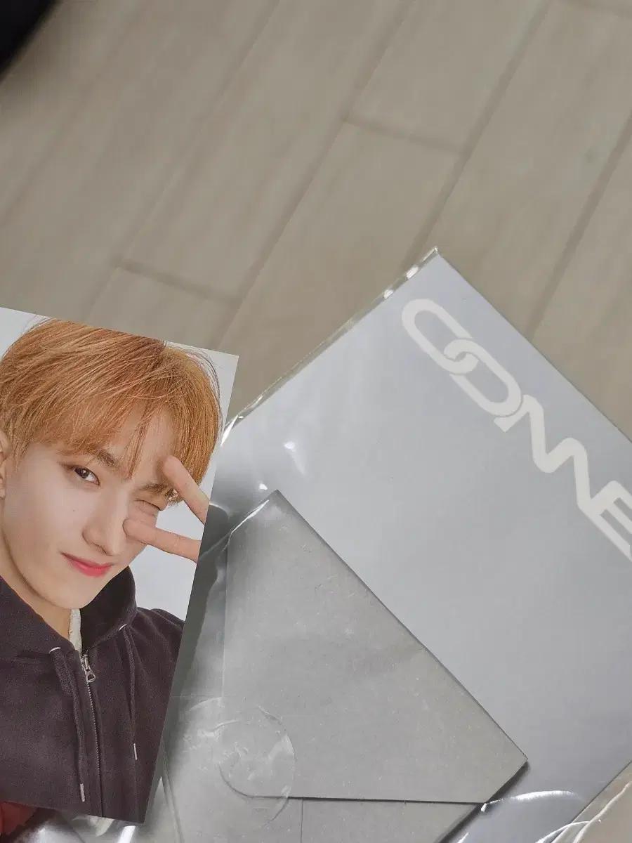 SEVENTEEN 8th Anniversary Connect DK Poka + Earrings
SEVENTEEN 8th Anniversary Connect DK Poka + Earrings