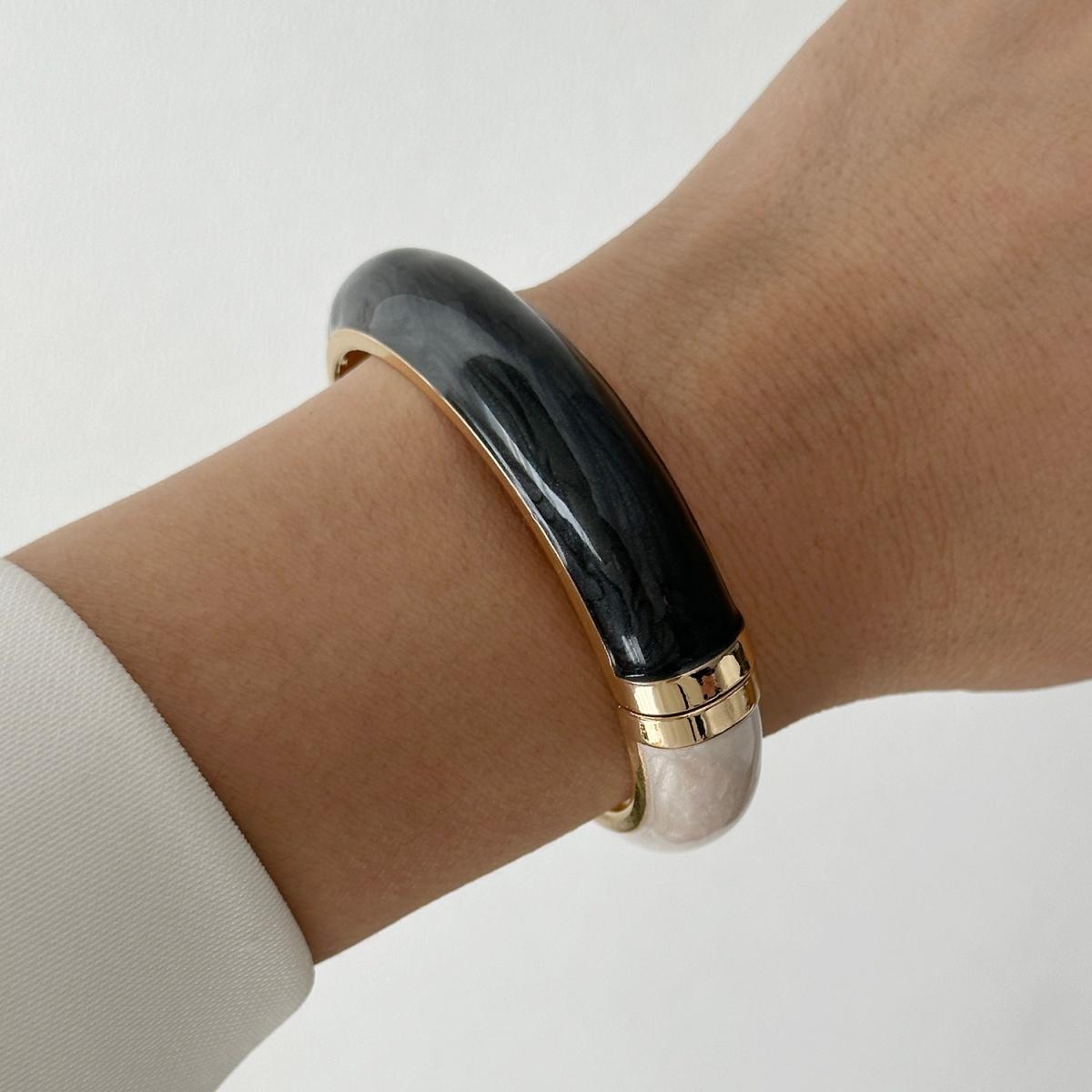 Vintage Simple Black White Enamel Oval Square Cuff Bracelets For Women Men Fashion Metal Geometric Bangles Daily Punk Jewelry
Vintage Simple Black White Enamel Oval Square Cuff Bracelets For Women Men Fashion Metal Geometric Bangles Daily Punk Jewelry