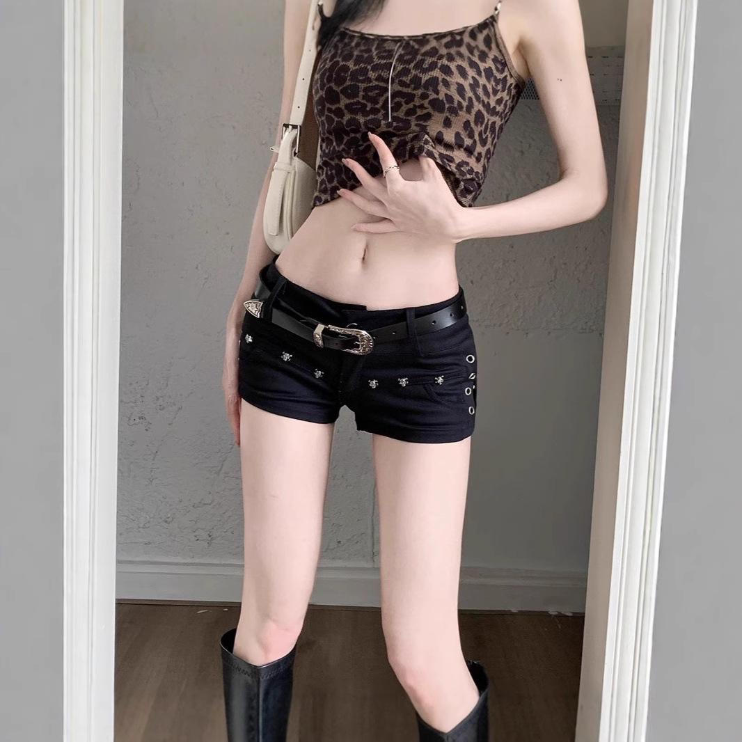 Low-Waisted Black Super Short Summer Hot Pants for Women - Slimming, Versatile, Hip-Wrapping Small чорний
Low-Waisted Black Super Short Summer Hot Pants for Women - Slimming, Versatile, Hip-Wrapping Small чорний