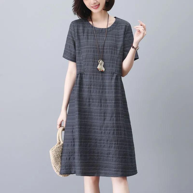 Хлопковое платье женское до колена большого размера с круглым вырезом свободного кроя однотонное повседневное XXXL серый
Хлопковое платье женское до колена большого размера с круглым вырезом свободного кроя однотонное повседневное XXXL серый