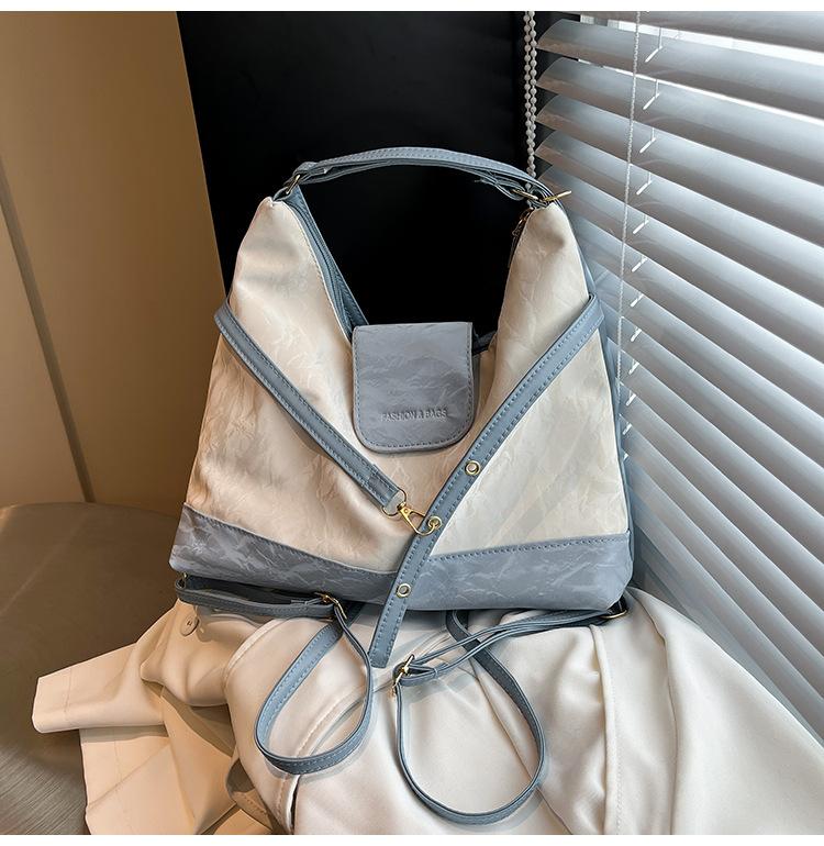 Цветовая гамма, большая вместимость, новый свежий кулон, простая повседневная сумка-мессенджер, женская большая сумка
Цветовая гамма, большая вместимость, новый свежий кулон, простая повседневная сумка-мессенджер, женская большая сумка