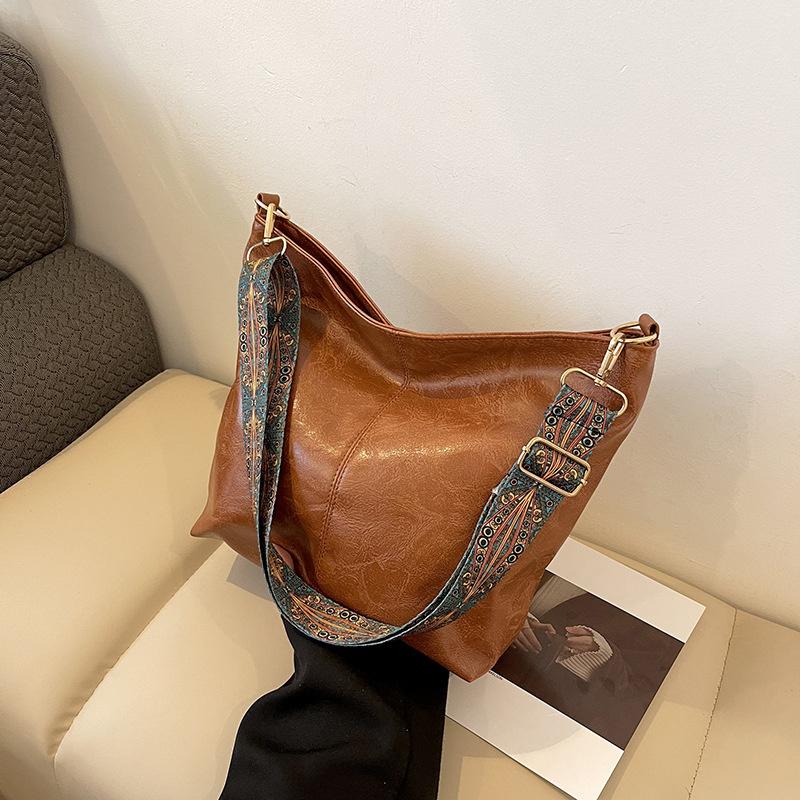 Vintage Handbag Solid Color Women Fashion Shoulder Sling Bag Large Capacity Simple Wide Strap Bucket Crossbody Bag
Vintage Handbag Solid Color Women Fashion Shoulder Sling Bag Large Capacity Simple Wide Strap Bucket Crossbody Bag