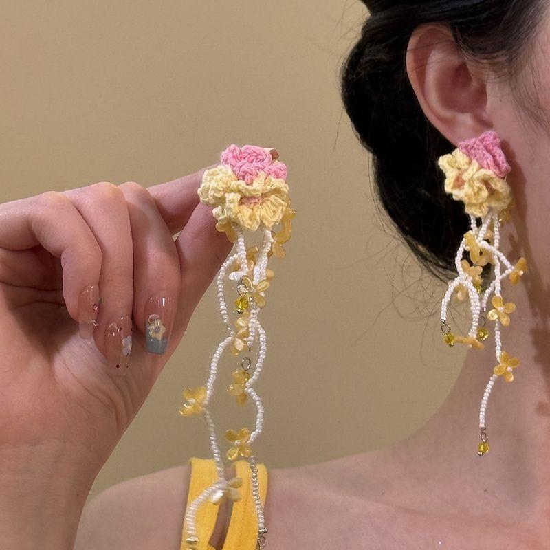 Wool flower resin fringed earrings niche design light luxury fashion versatile stud earrings elegant exquisite earrings women
Wool flower resin fringed earrings niche design light luxury fashion versatile stud earrings elegant exquisite earrings women