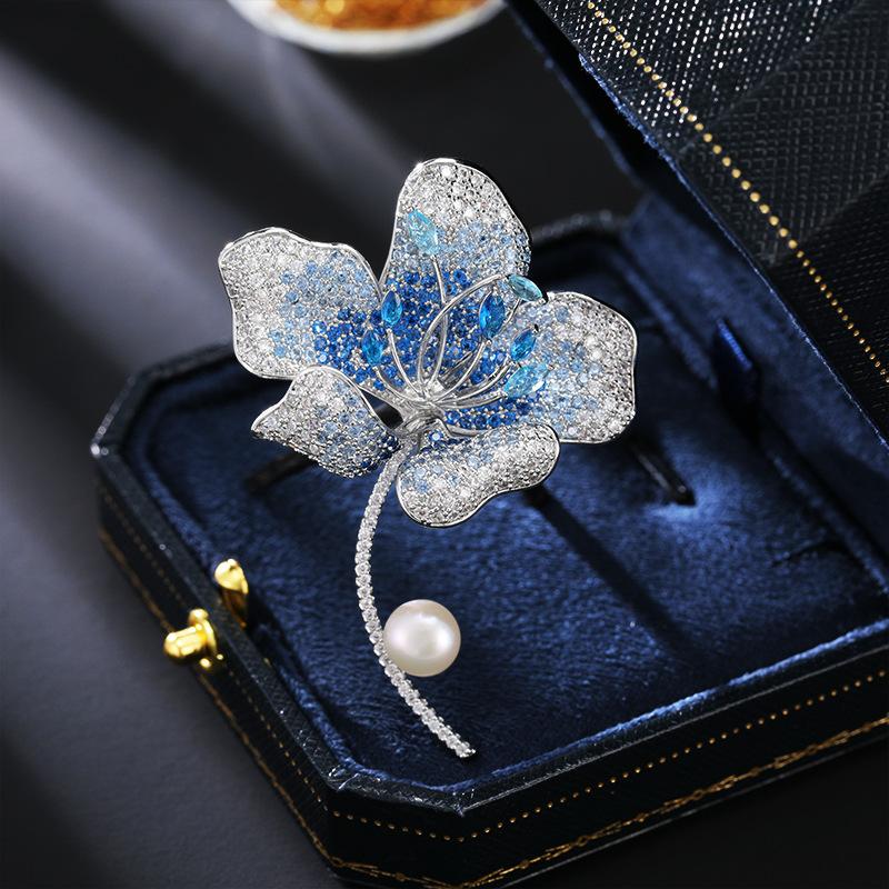 Легкая роскошная элегантная брошь бегония, нишевая высококачественная булавка в виде цветка из натурального жемчуга и циркона, женская изысканная брошь
Легкая роскошная элегантная брошь бегония, нишевая высококачественная булавка в виде цветка из натурального жемчуга и циркона, женская изысканная брошь