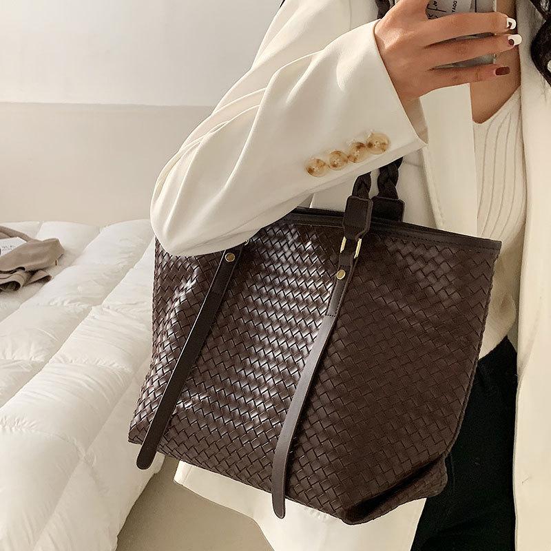 Большая тканая женская сумка, новинка 2023 года, женская сумка на одно плечо, подмышки, корейская версия, модная тканая сумка, женская сумка для покупок 
Большая тканая женская сумка, новинка 2023 года, женская сумка на одно плечо, подмышки, корейская версия, модная тканая сумка, женская сумка для покупок