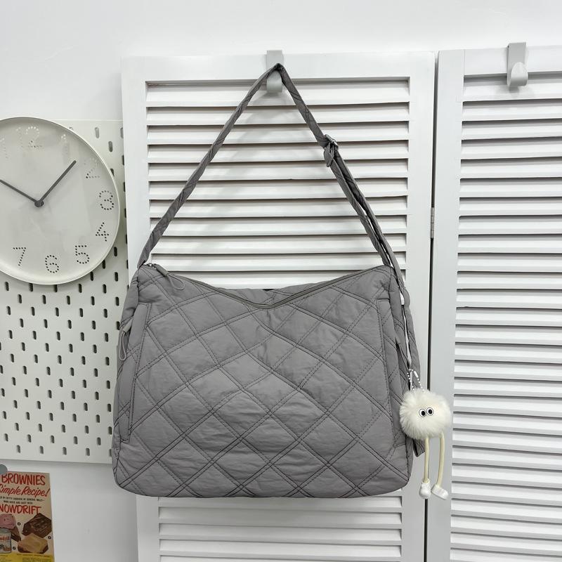 Tuo extra large bag autumn and winter new casual fashion simple oblique span bag large capacity retro commuter shoulder bag women s bag сірий колір
Tuo extra large bag autumn and winter new casual fashion simple oblique span bag large capacity retro commuter shoulder bag women s bag сірий колір