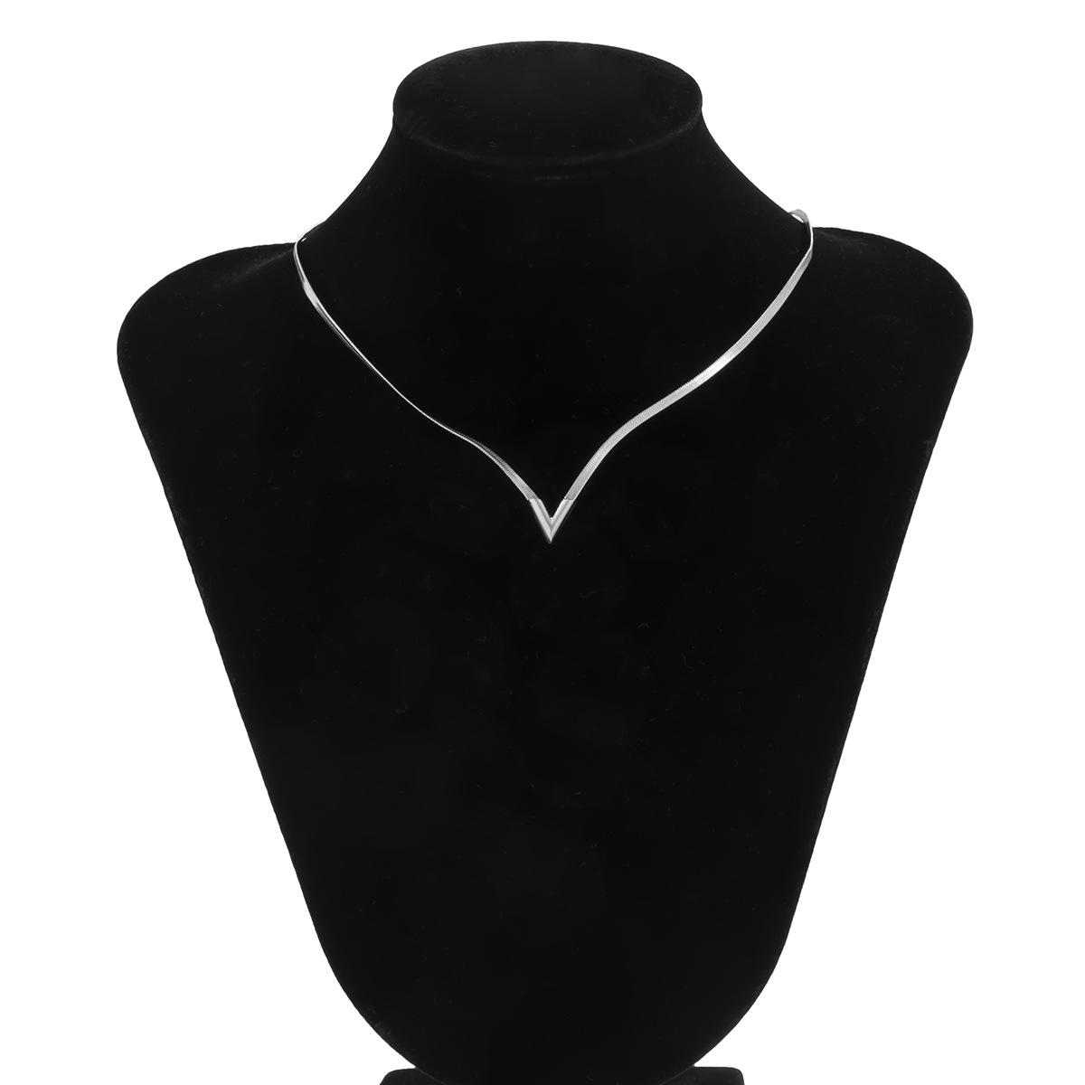 Fashionable Mens V-Shaped Flat Snake Chain Necklace Blade Chain Choker Trendy Minimalist Accessory
Fashionable Mens V-Shaped Flat Snake Chain Necklace Blade Chain Choker Trendy Minimalist Accessory