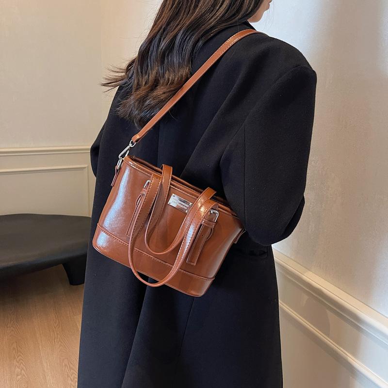 High quality luxury tote bag 2025 new fashion trend women s portable shoulder bag large capacity 24*8*17 чёрный
High quality luxury tote bag 2025 new fashion trend women s portable shoulder bag large capacity 24*8*17 чёрный