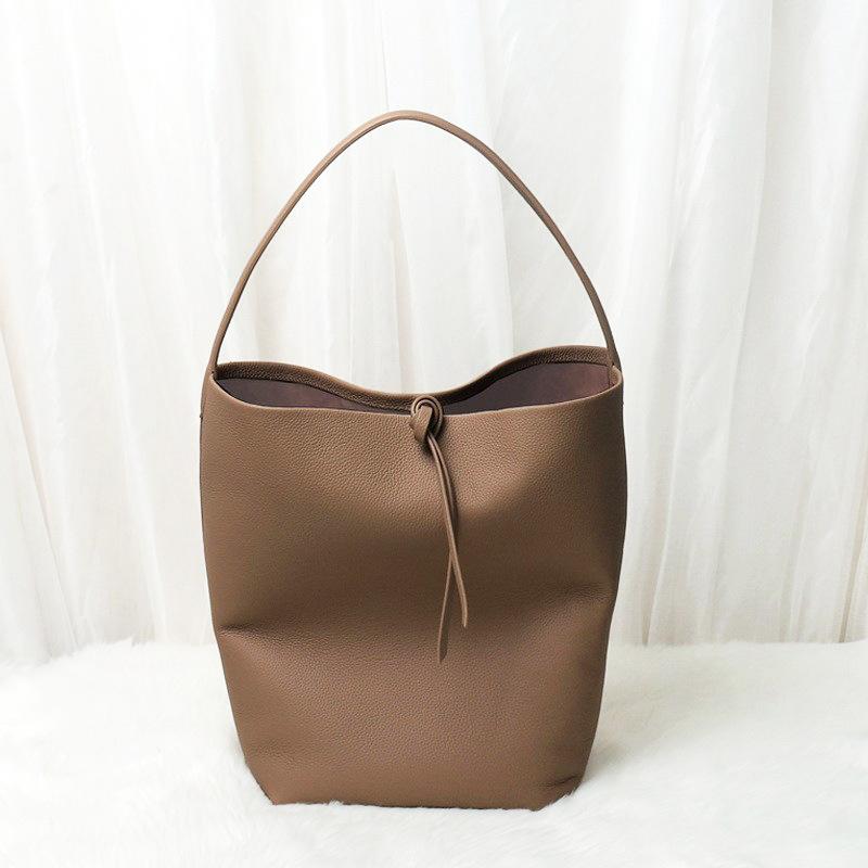 Высококачественная кожа первого слоя из коровьей кожи в японском и корейском стиле, кожаная сумка-ведро, большая вместимость, повседневная сумка через плечо из кожи
Высококачественная кожа первого слоя из коровьей кожи в японском и корейском стиле, кожаная сумка-ведро, большая вместимость, повседневная сумка через плечо из кожи