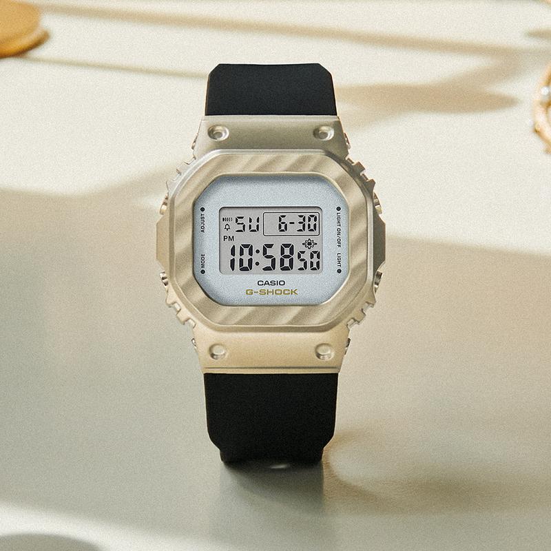 CASIO all-metal series-square disc digital display metal retro classic small square waterproof and shockproof Quartz resin strap female GM-S5600BC-1DR срібний
CASIO all-metal series-square disc digital display metal retro classic small square waterproof and shockproof Quartz resin strap female GM-S5600BC-1DR срібний