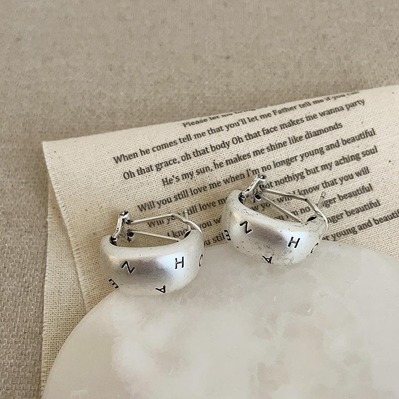 Matte And Old Letter C Ring Stud Earrings Women S Niche Design Sense Unique Personality Fashion Temperament Versatile Earrings
Matte And Old Letter C Ring Stud Earrings Women S Niche Design Sense Unique Personality Fashion Temperament Versatile Earrings