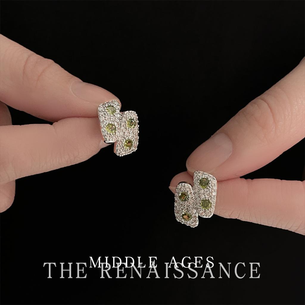 Olive green micro-inlaid zircon earrings geometric light luxury stud earrings retro earrings
Olive green micro-inlaid zircon earrings geometric light luxury stud earrings retro earrings