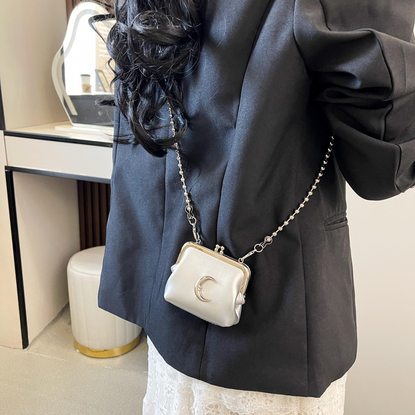 Niche design mini change bag women s 2025 summer new chain versatile messenger red envelope
Niche design mini change bag women s 2025 summer new chain versatile messenger red envelope
