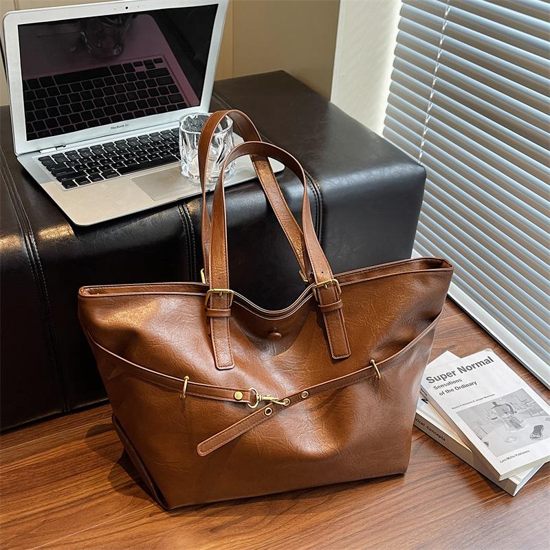 Ретро сумка-багет большой вместимости женская 2025 новая осенне-зимняя простая сумка-тоут универсальная на плечо для поездок на работу коричневый
Ретро сумка-багет большой вместимости женская 2025 новая осенне-зимняя простая сумка-тоут универсальная на плечо для поездок на работу коричневый