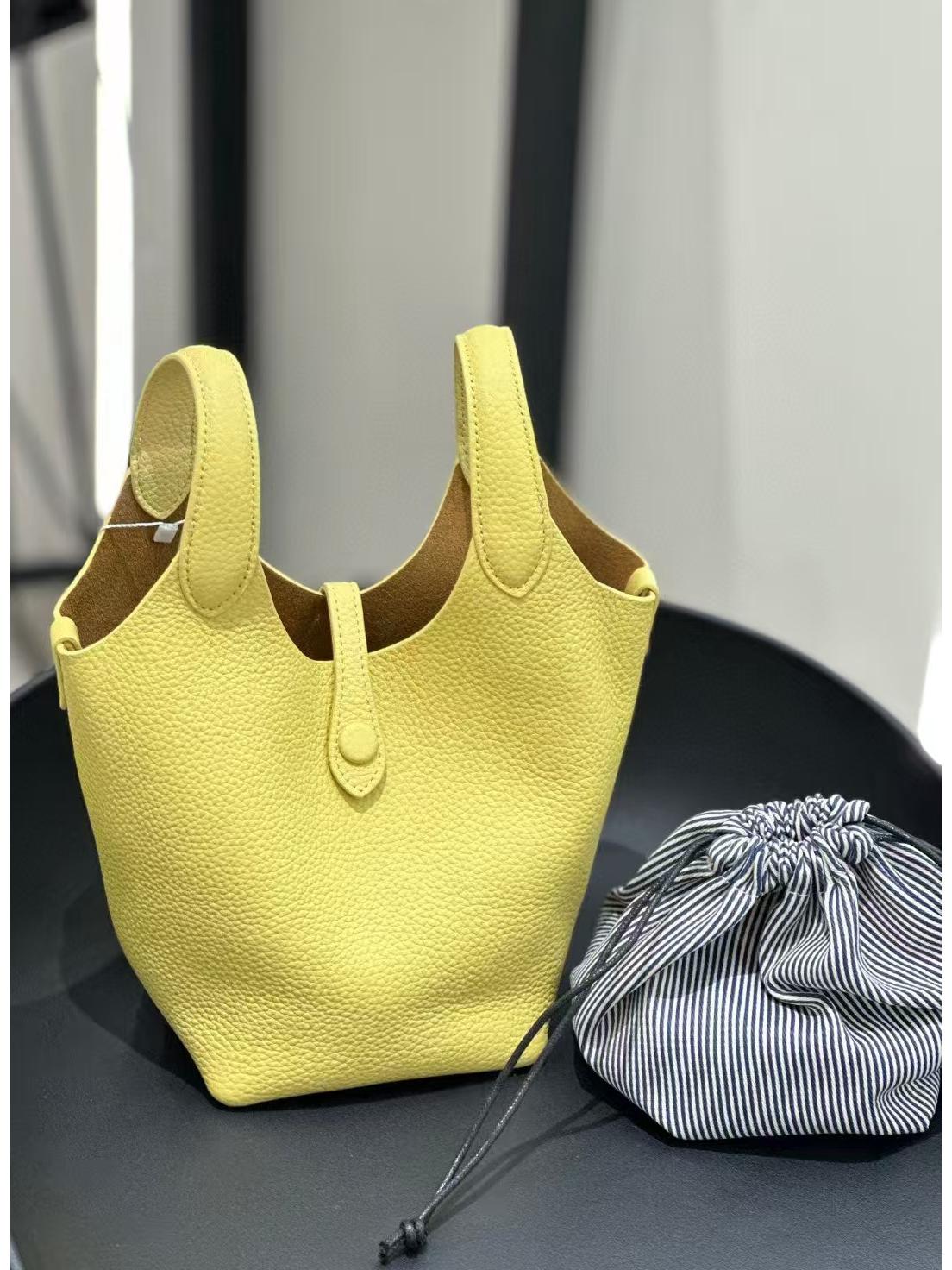 Super Hot 25 New Style Genuine Leather Women s Large Capacity Fashion Vegetable Basket Bucket Handbag 12cm Length x 13cm Width x 28cm Height
Super Hot 25 New Style Genuine Leather Women s Large Capacity Fashion Vegetable Basket Bucket Handbag 12cm Length x 13cm Width x 28cm Height