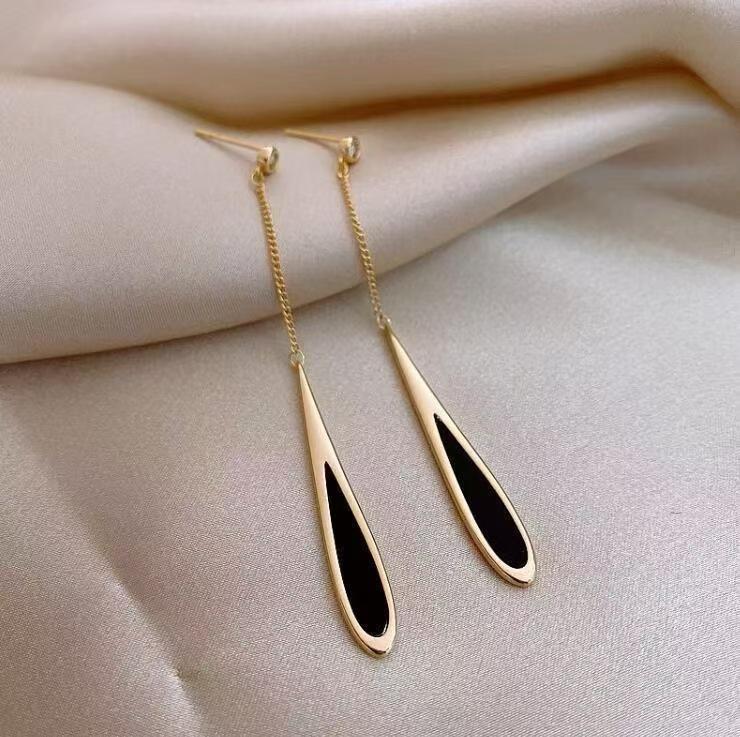 New Temperament Black Oil-drop Teardrop-shaped Pendant Zircon Stud Earrings for Women Korean Long Tassel Dangle Earrings Jewelry золотой
New Temperament Black Oil-drop Teardrop-shaped Pendant Zircon Stud Earrings for Women Korean Long Tassel Dangle Earrings Jewelry золотой