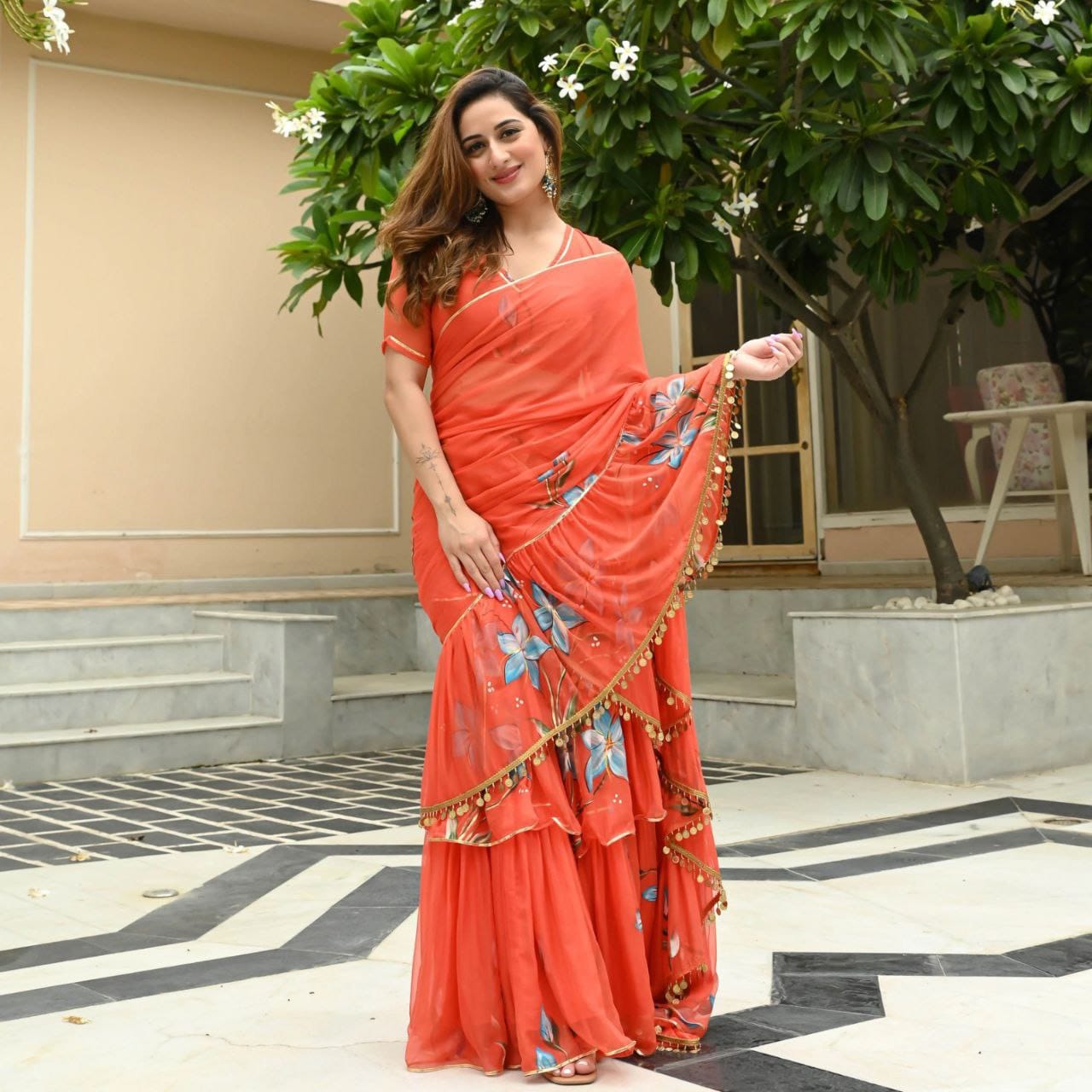 Сари Lehenga для женщин из шелка в болливудском стиле с цифровой печатью и трехслойными рюшами
Сари Lehenga для женщин из шелка в болливудском стиле с цифровой печатью и трехслойными рюшами