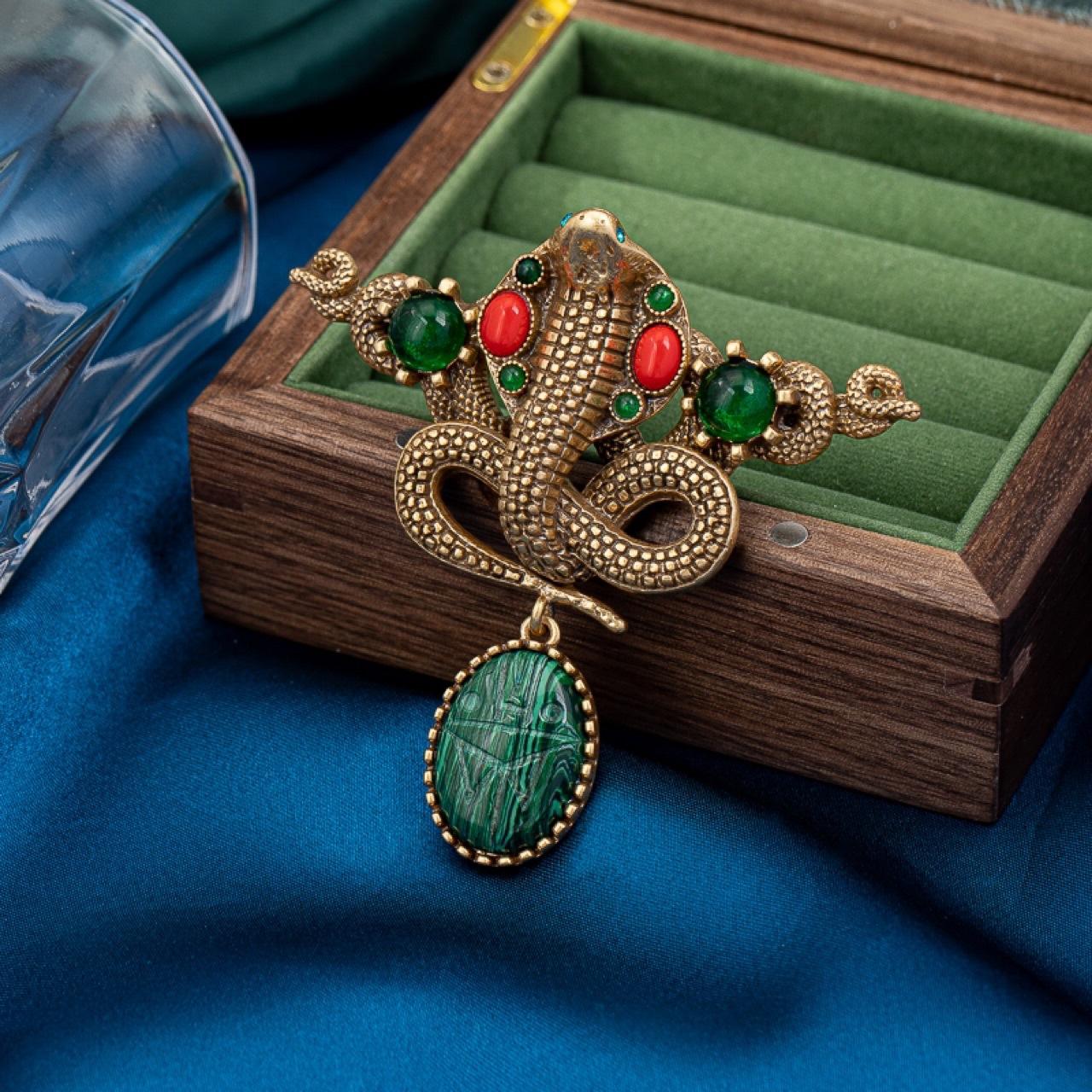 Vintage Women Men Classic Palace Style Pendant Crystal Badges Accessories Retro Baroque Unisex Alloy Brooch Pin Accessories
Vintage Women Men Classic Palace Style Pendant Crystal Badges Accessories Retro Baroque Unisex Alloy Brooch Pin Accessories