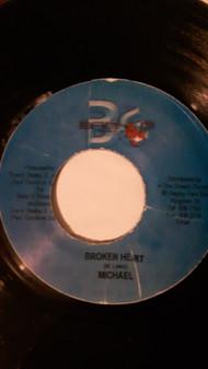 7inch Record MICHAEL - Broken Heart NONE Baby G Producti Jamaica Reggae, Ska & Dub Used
7inch Record MICHAEL - Broken Heart NONE Baby G Producti Jamaica Reggae, Ska & Dub Used