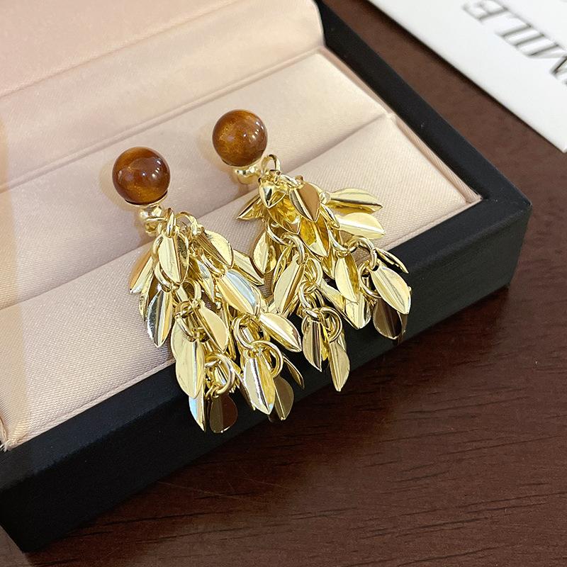 Silver needle round ball leaf fringed earrings autumn and winter high-end temperament earrings retro fashion new light luxury jewelry women
Silver needle round ball leaf fringed earrings autumn and winter high-end temperament earrings retro fashion new light luxury jewelry women