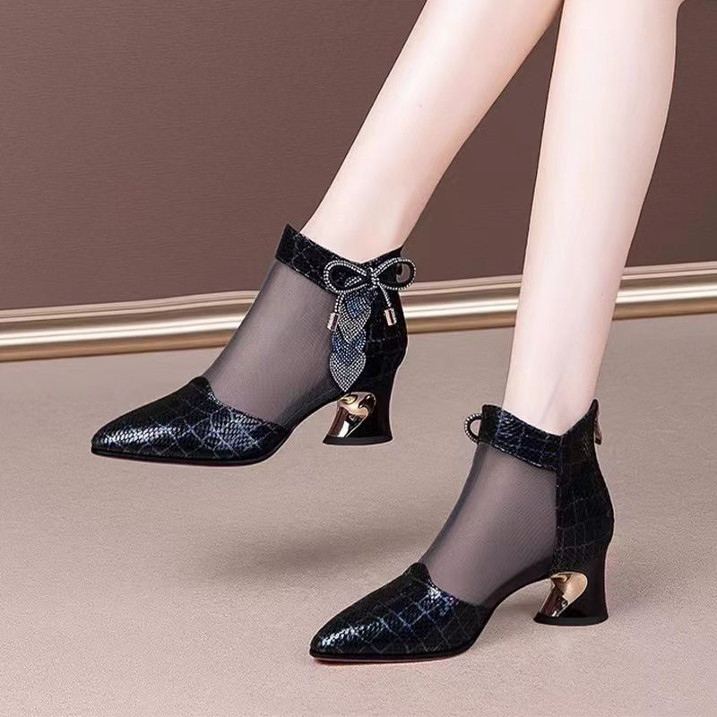 2025 New Rhine-drill Mesh Boots Hollow Mesh Sandals Women s Bow Pointed Thick Heel Breathable Women s Shoes Cool Boots 35 чорний
2025 New Rhine-drill Mesh Boots Hollow Mesh Sandals Women s Bow Pointed Thick Heel Breathable Women s Shoes Cool Boots 35 чорний