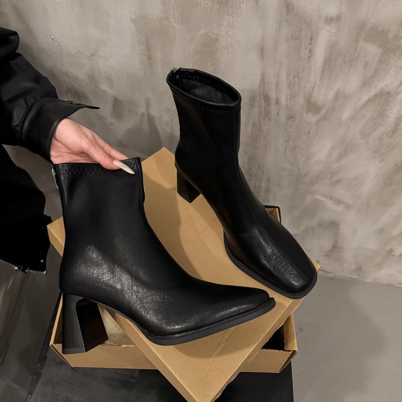 Black high-heeled short boots for women s autumn and winter new French retro square head thin boots versatile thick-heeled Martin boots for women s s 40 чорний
Black high-heeled short boots for women s autumn and winter new French retro square head thin boots versatile thick-heeled Martin boots for women s s 40 чорний