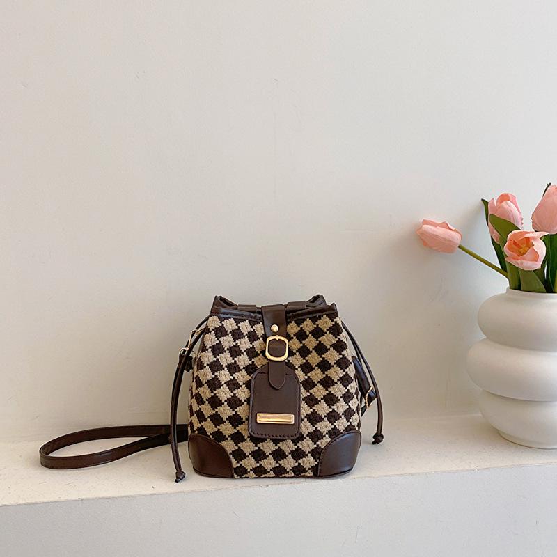 Женская трендовая вязаная сумка-ведро кроссбоди Зима 2023
Женская трендовая вязаная сумка-ведро кроссбоди Зима 2023