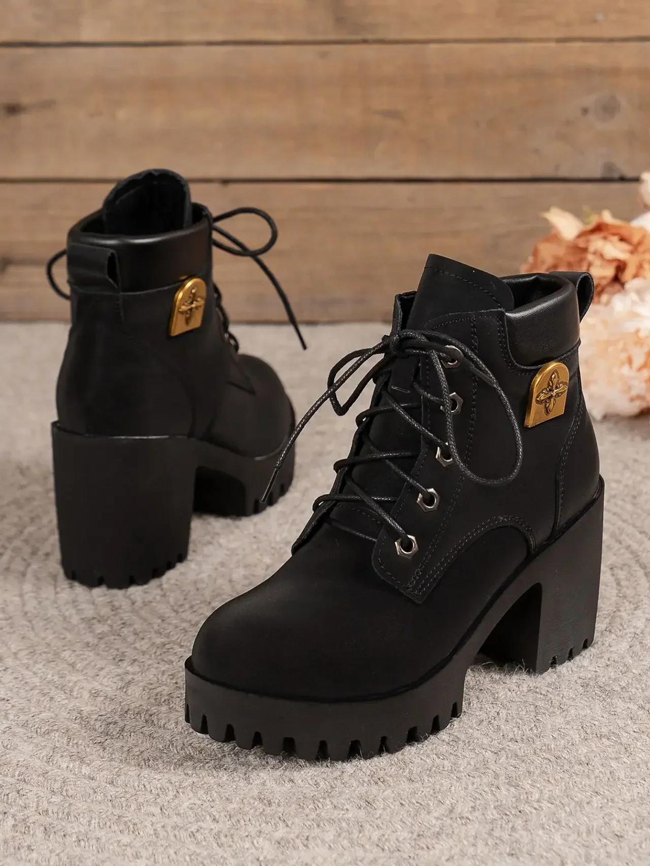 Bold British style women s European and American new thick soled waterproof platform fashionable casual versatile short boots 42
Bold British style women s European and American new thick soled waterproof platform fashionable casual versatile short boots 42
