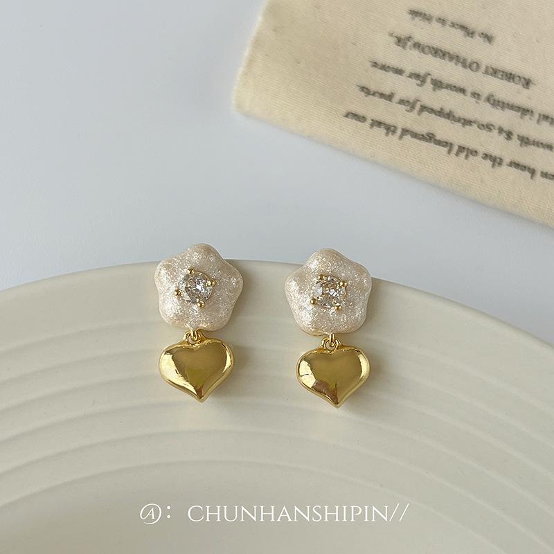 Mori love ear clips without ear piercings design niche high-end flower stud earrings simple fashion sweet temperament earrings
Mori love ear clips without ear piercings design niche high-end flower stud earrings simple fashion sweet temperament earrings