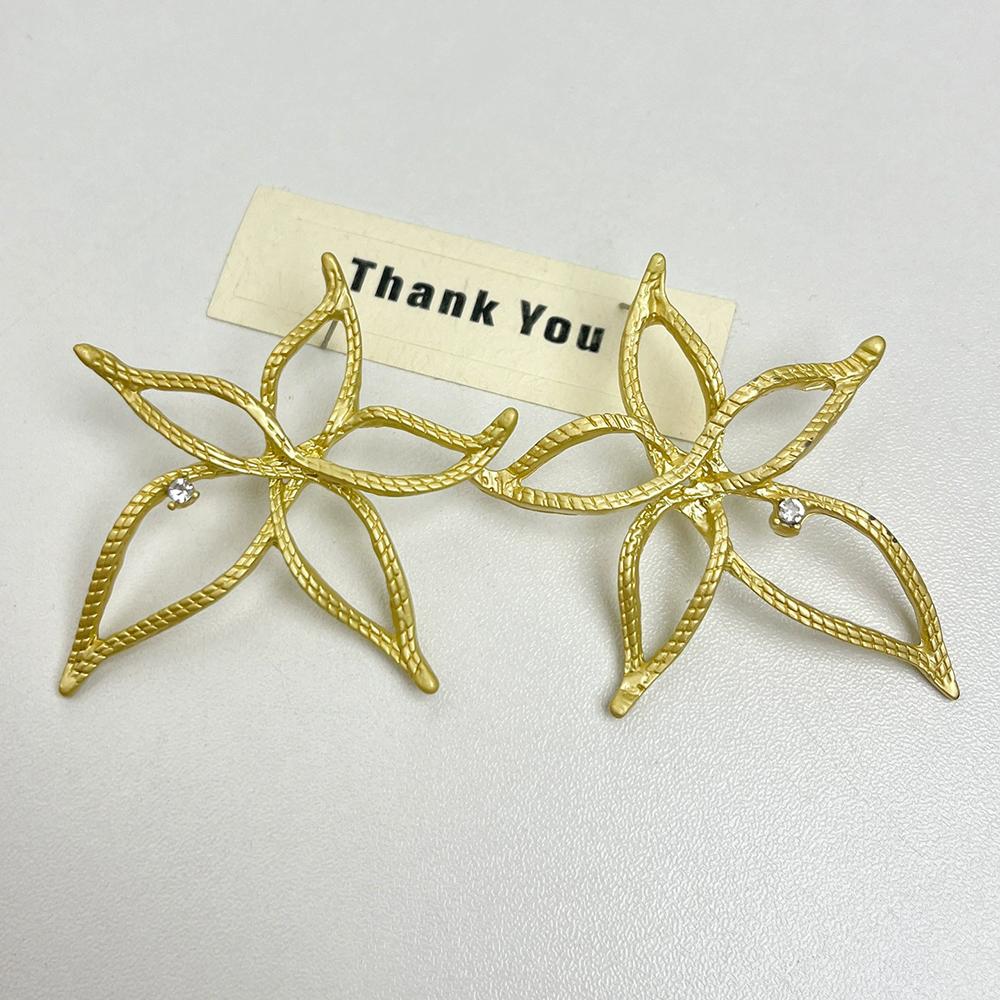 New French Retro Hollowed-Out Flower Unique Earring Ring Set For Women Fashionable And Trendy Exaggerated Stud Earrings
New French Retro Hollowed-Out Flower Unique Earring Ring Set For Women Fashionable And Trendy Exaggerated Stud Earrings