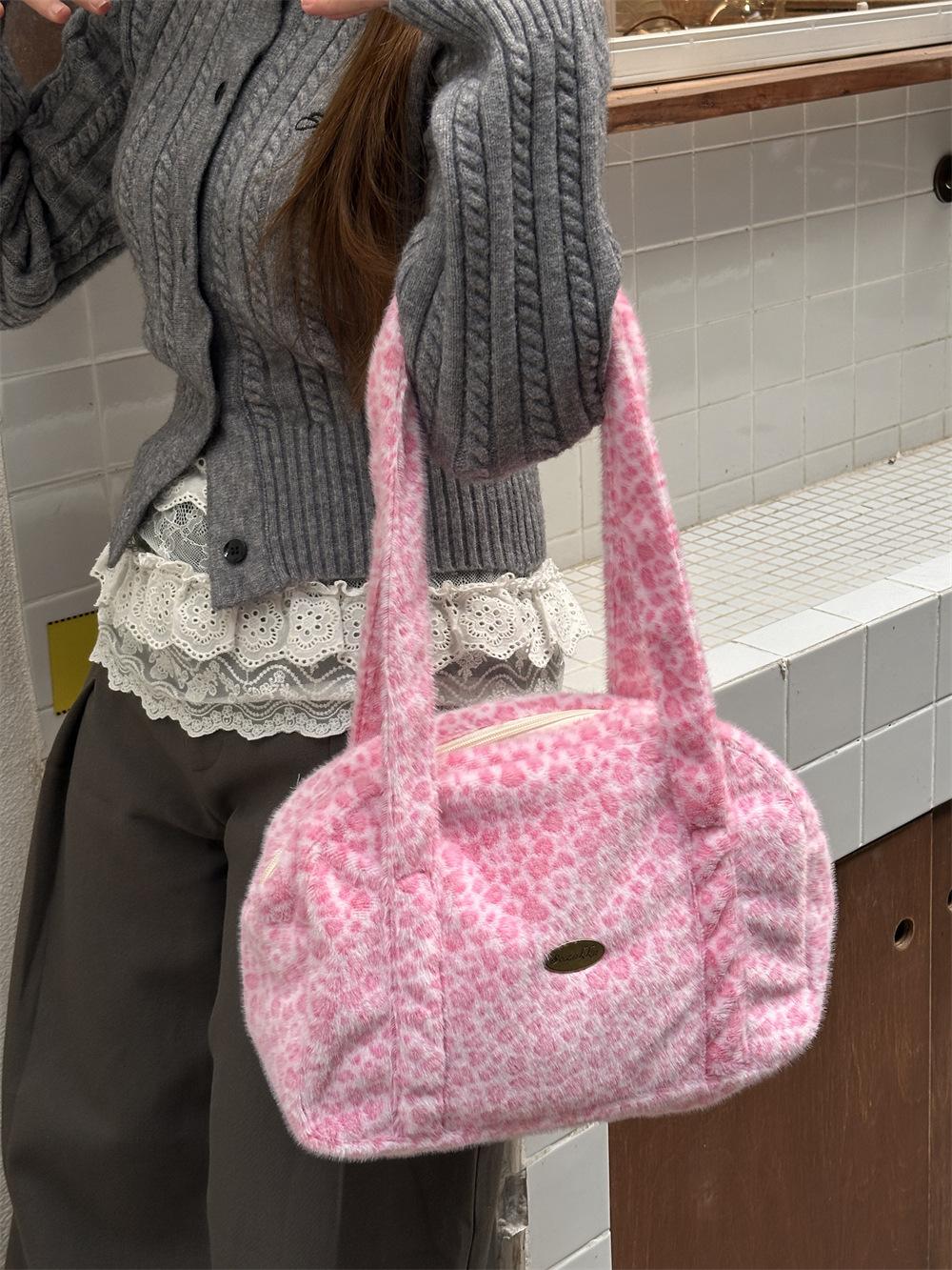 Gentle Light Color Leopard Print Plush Women s Shoulder Bags Lovely Large Capacity Ladies Handbag Casual Female Underarm Bags
Gentle Light Color Leopard Print Plush Women s Shoulder Bags Lovely Large Capacity Ladies Handbag Casual Female Underarm Bags