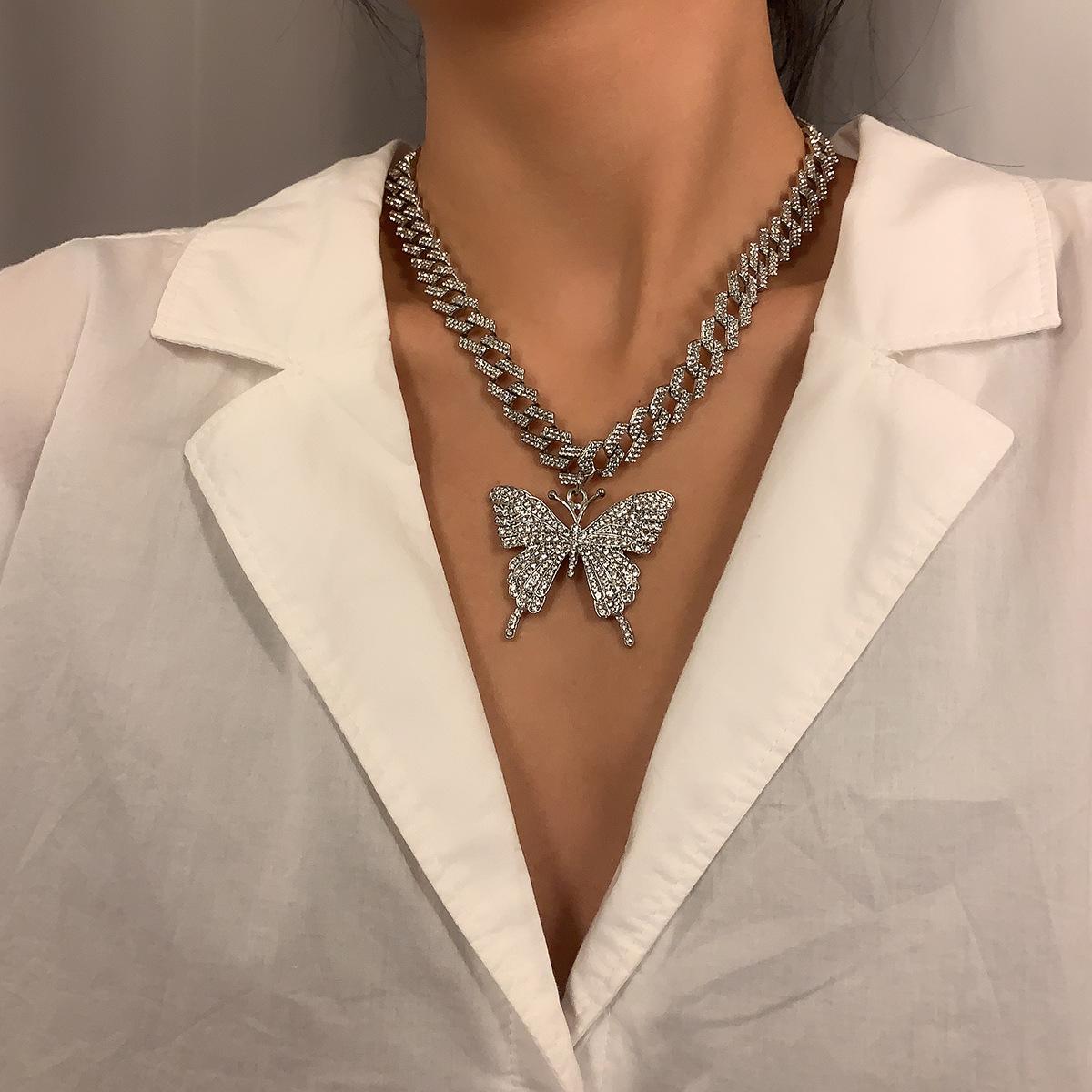 Jewelry, personalized hollow single-layer geometric micro-inlay, retro diamond-encrusted Cuban chain butterfly necklace
Jewelry, personalized hollow single-layer geometric micro-inlay, retro diamond-encrusted Cuban chain butterfly necklace