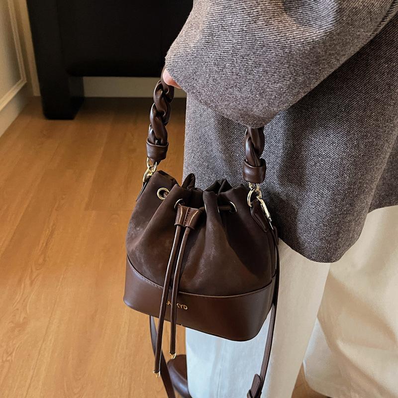 Выходная сумка женская 2025 новая осень и зима нишевая легкая роскошь для поездок на работу сумка на плечо кроссбоди сумка-ведро темно-коричневого
Выходная сумка женская 2025 новая осень и зима нишевая легкая роскошь для поездок на работу сумка на плечо кроссбоди сумка-ведро темно-коричневого