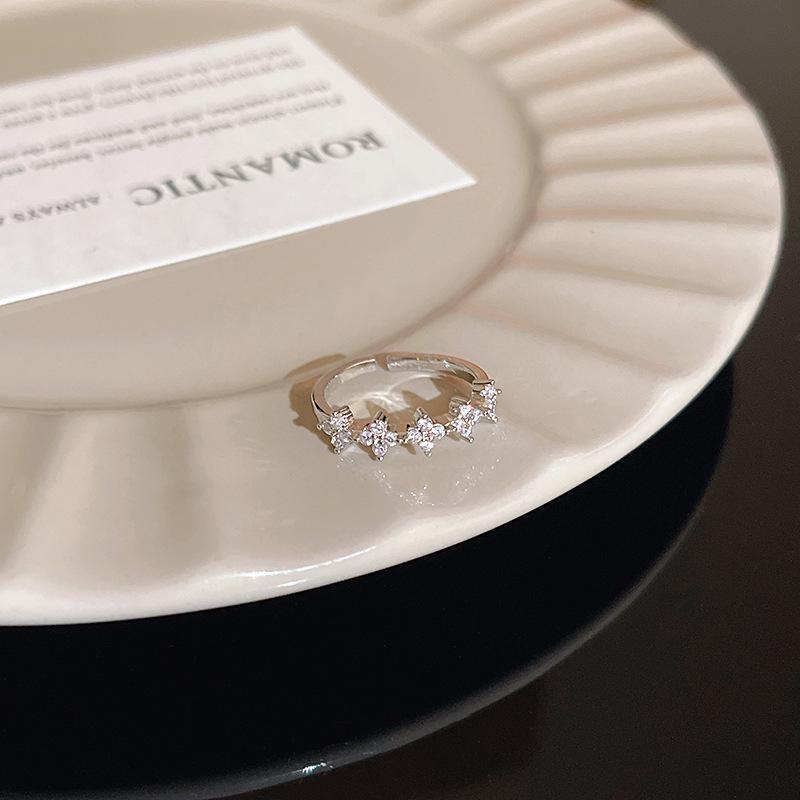 Элегантное циркониевое регулируемое открытое кольцо для женщин - Шикарное ювелирное изделие для личности
Элегантное циркониевое регулируемое открытое кольцо для женщин - Шикарное ювелирное изделие для личности