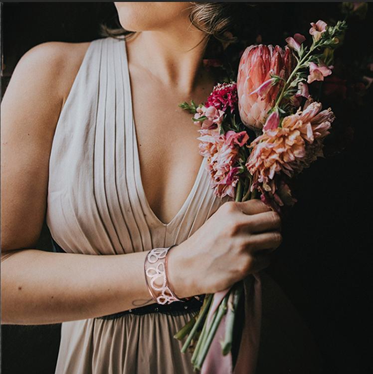 PUTHI STARDUST BANGLE Stainless steel bangle with white mineral dust.
PUTHI STARDUST BANGLE Stainless steel bangle with white mineral dust.