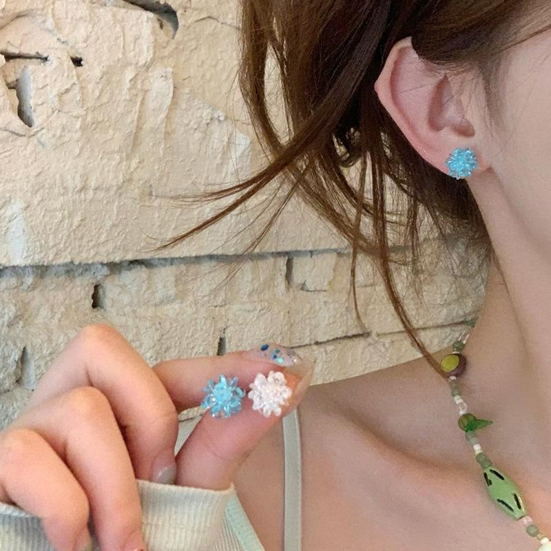Korean ins style crystal flower earrings are simple, small, fresh and fashionable stud earrings, versatile and sweet earrings.
Korean ins style crystal flower earrings are simple, small, fresh and fashionable stud earrings, versatile and sweet earrings.