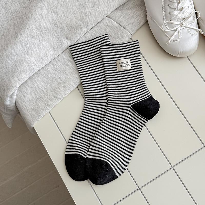 Korean Women s Fashionable Mid-Calf Color Block Slouch Socks with Letter Label One Size
Korean Women s Fashionable Mid-Calf Color Block Slouch Socks with Letter Label One Size