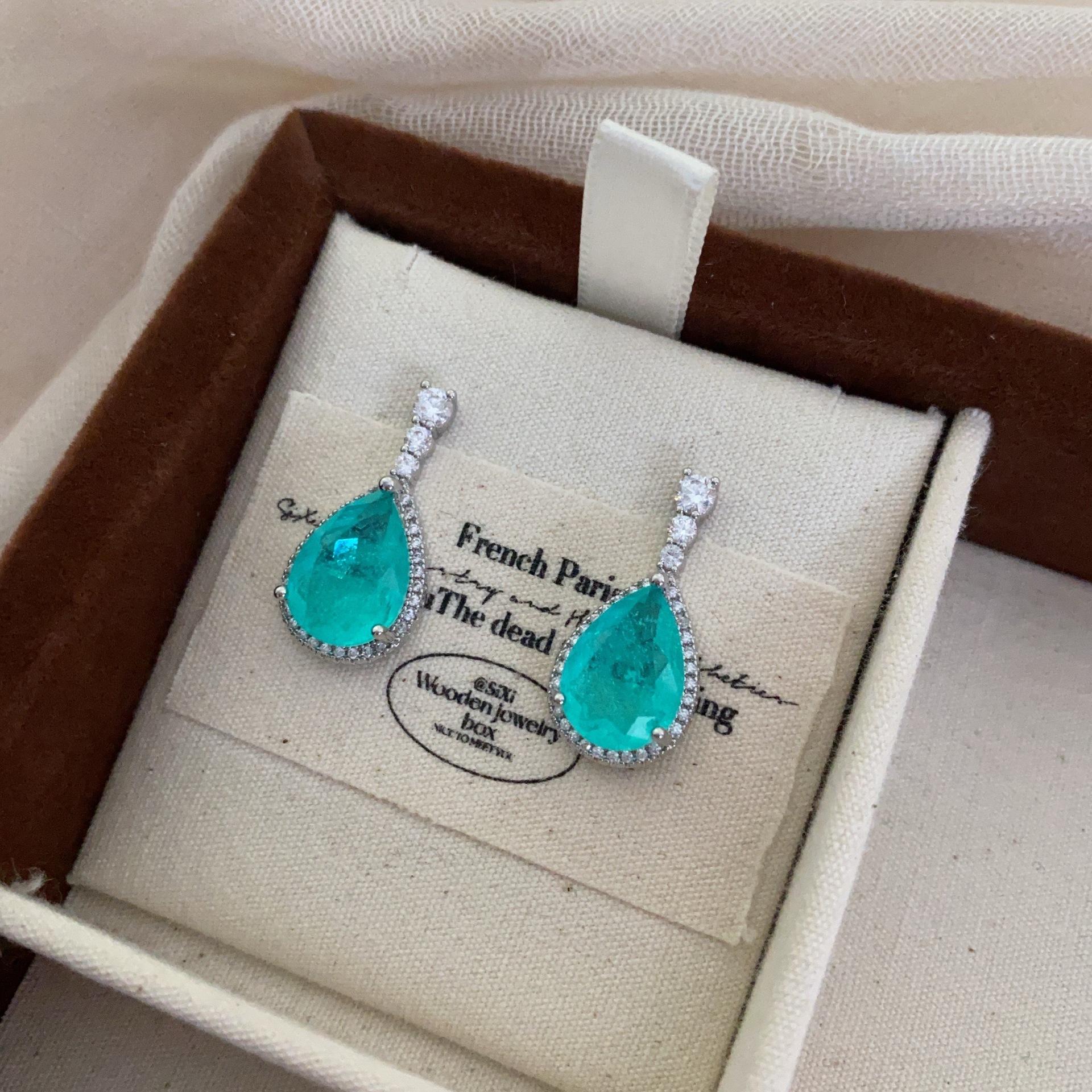 Italian retro Para water drop gemstone earrings niche fashion temperament versatile ice blue teardrop zircon earrings women
Italian retro Para water drop gemstone earrings niche fashion temperament versatile ice blue teardrop zircon earrings women
