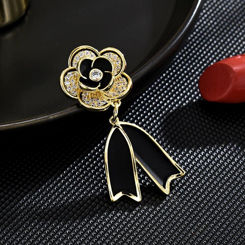 Women s Light Luxury and Elegant Oil Dripping Camellia Flower Ribbon Knot Small brooch Fashion Versatile Gift
Women s Light Luxury and Elegant Oil Dripping Camellia Flower Ribbon Knot Small brooch Fashion Versatile Gift