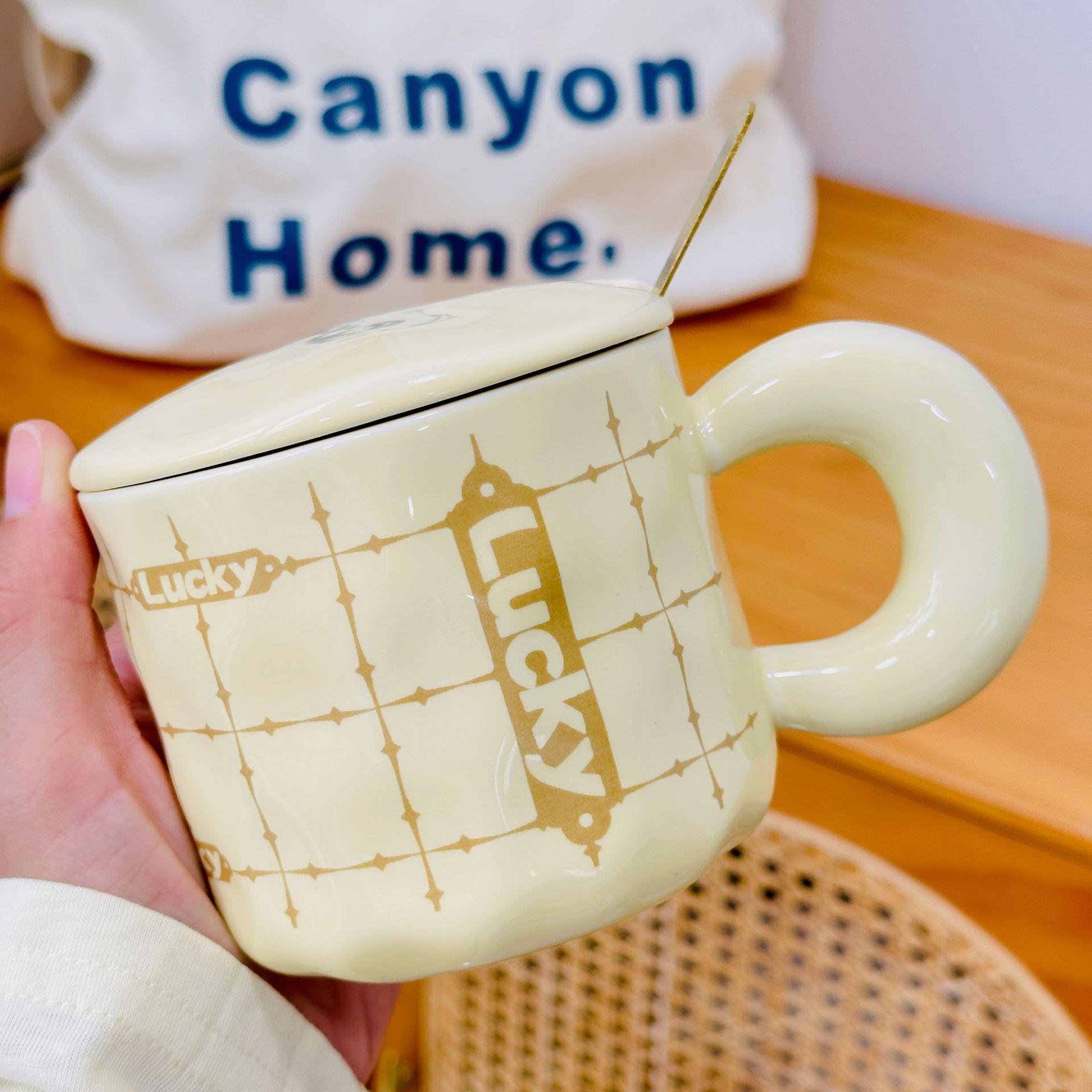 Мультяшный медведь с крышкой и ложкой, большая вместимость, студенческая керамическая чашка, набор цветов подглазурной росписи, бытовая кружка, чашка для небольшого подарка 430ML
Мультяшный медведь с крышкой и ложкой, большая вместимость, студенческая керамическая чашка, набор цветов подглазурной росписи, бытовая кружка, чашка для небольшого подарка 430ML